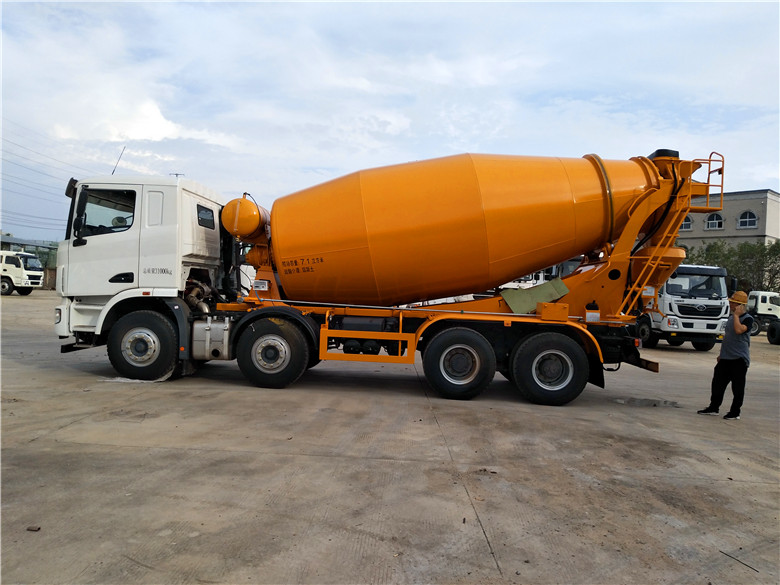 联合10-12方混凝土轻量化搅拌车