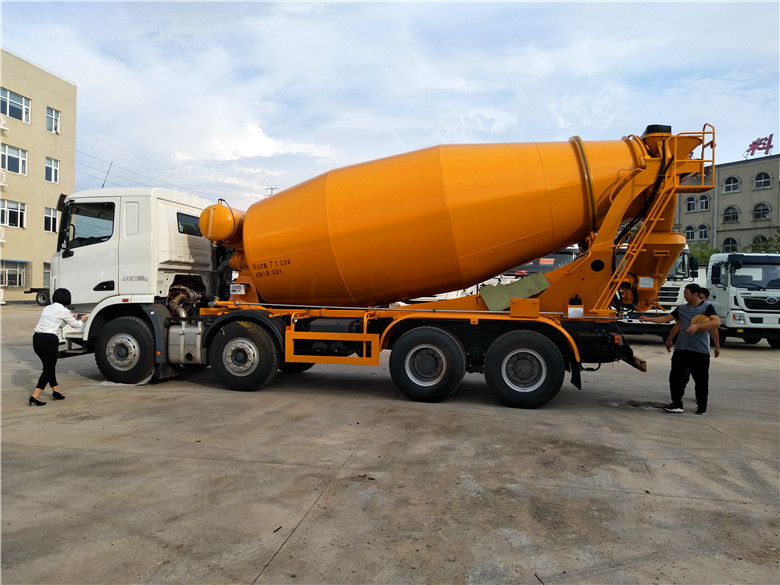 联合10-12方混凝土轻量化搅拌车