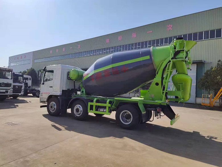 大运小三轴搅拌车