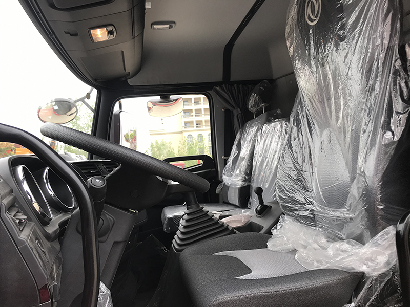 天锦KR小三轴平顶冷藏车