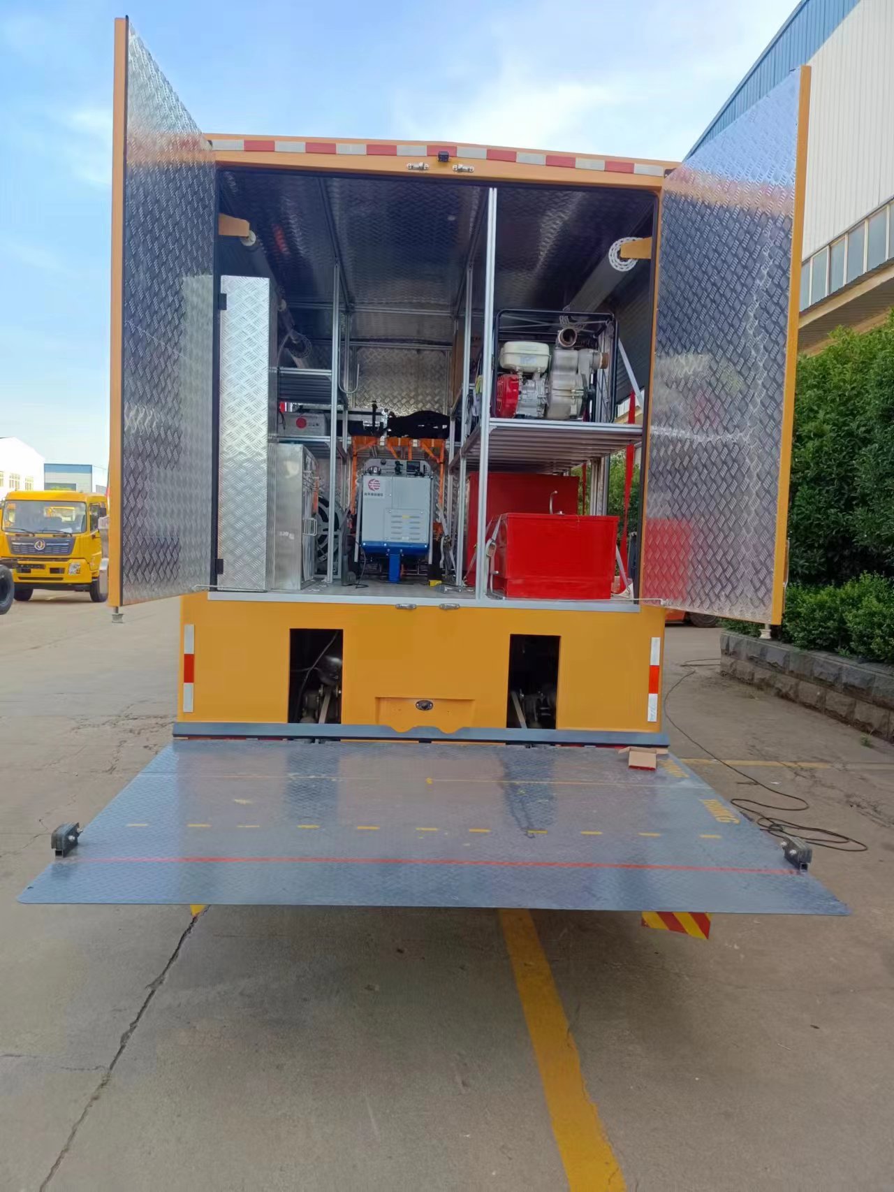 重汽豪沃装备车