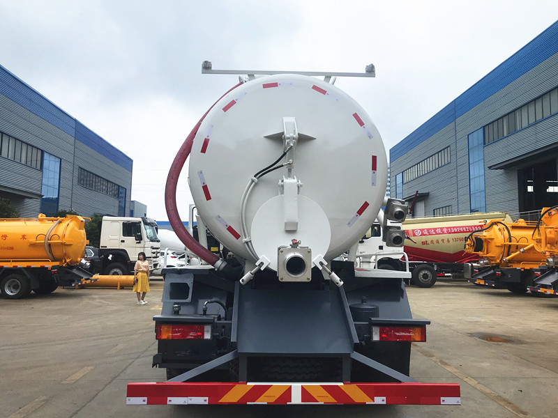 东风天龙后双桥吸污车