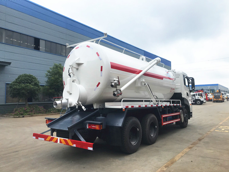 东风天龙后双桥吸污车