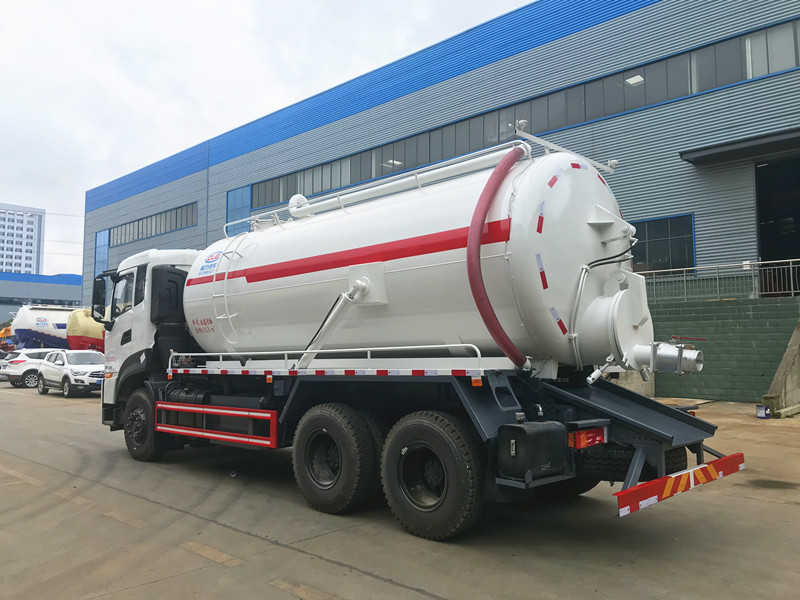 东风天龙后双桥吸污车